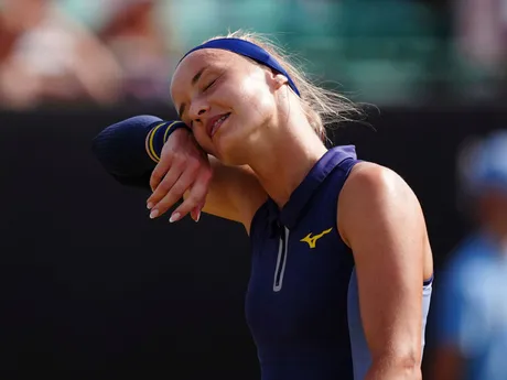 Rebecca Šramková proti McCartney Kesslerovej počas semifinále turnaja WTA v Nottinghame. 