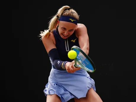 Rebecca Šramková proti McCartney Kesslerovej počas semifinále turnaja WTA v Nottinghame. 