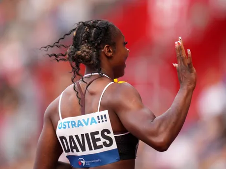 Thelma Daviesová oslavuje triumf v behu na 100 m na Zlatej tretre v Ostrave 2025.