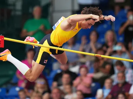 Armand Duplantis počas svojho pokusu na Zlatej tretre v Ostrave 2025.