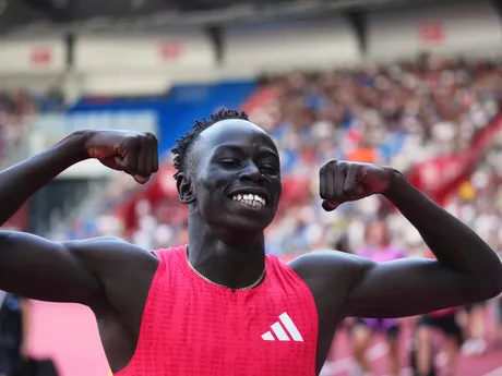 Gout Gout oslavuje víťazstvo v behu na 200 m na Zlatej tretre v Ostrave 2025.