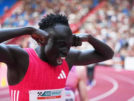 Gout Gout oslavuje víťazstvo v behu na 200 m na Zlatej tretre v Ostrave 2025.