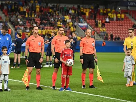 Rozhodcovia pred zápasom Taliansko - Rumunska na šampionáte EURO U21 2025.