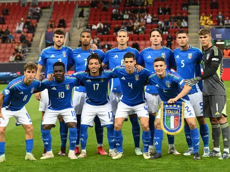 Tímová fotka futbalistov Talianska pred zápasom proti Rumunsku na šampionáte EURO U21 2025.