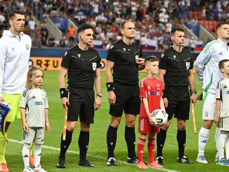 Rozhodcovia pred zápasom Slovensko - Taliansko na EURO U21 2025.