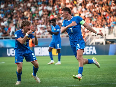 Kapitán Francúzov Quentin Merlin (vpravo) oslavuje gól v zápase Francúzsko - Dánsko vo štvrťfinále EURO U21 v Prešove.