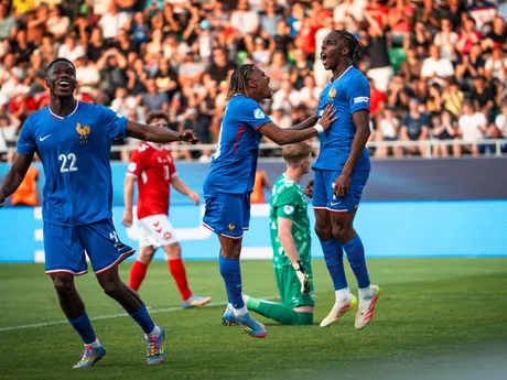 Mathys Tel (vpravo) oslavuje so spoluhráčmi gól vo štvrťfinále EURO U21 v Prešove medzi Francúzskom a Dánskom.