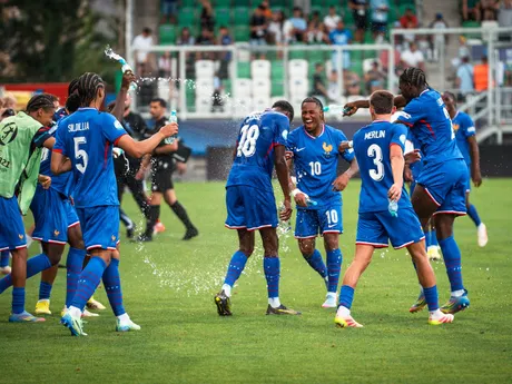 Francúzi oslavujú gól v zápase proti Dánsku vo štvrťfinále EURO U21 v Prešove.