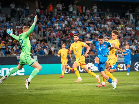 Adrián Kaprálik v šanci zápase Slovensko - Rumunsko na EURO U21 v Bratislave.