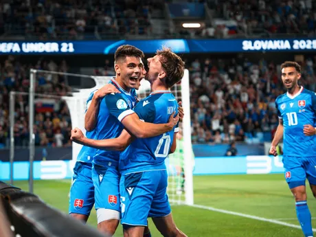 Adam Obert (vľavo) oslavuje so spoluhráčmi gól v zápase Slovensko - Rumunsko na EURO U21 v Bratislave.