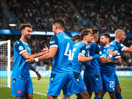 Slovenskí futbalisti oslavujú gól v zápase Slovensko - Rumunsko na EURO U21 v Bratislave.