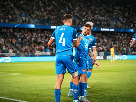 Slovenskí futbalisti oslavujú gól v zápase Slovensko - Rumunsko na EURO U21 v Bratislave.
