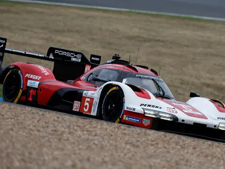 Auto Porsche Penske Motorsport počas 24 hodín Le Mans 2025. 