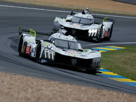 Auto Peugeot TotalEnergies počas 24 hodín Le Mans 2025. 