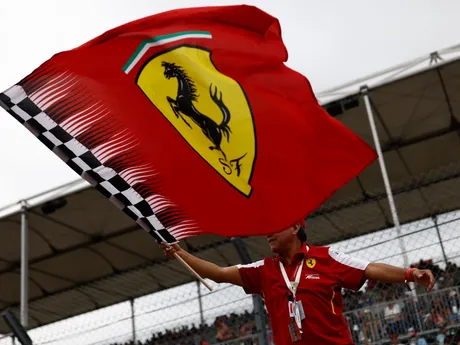 Fanúšik Ferrari počas 24 hodín Le Mans 2025. 