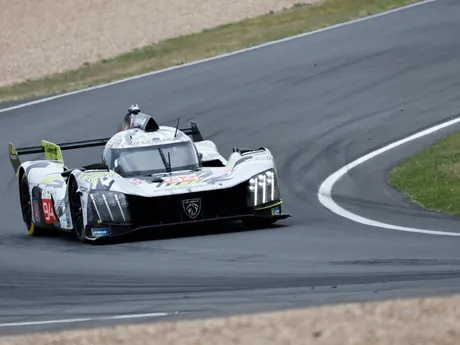 Auto Peugeot TotalEnergies počas 24 hodín Le Mans 2025. 