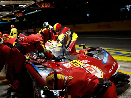Mechanici Ferrari počas 24 hodín Le Mans 2025.