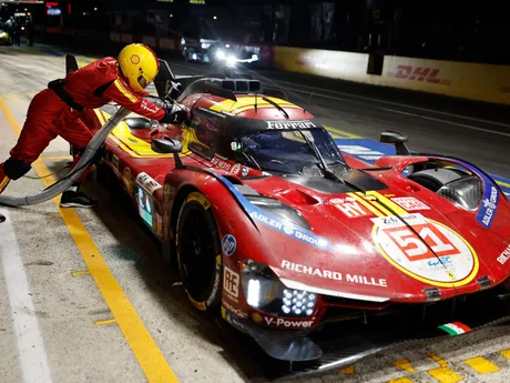 Mechanici Ferrari počas 24 hodín Le Mans 2025.