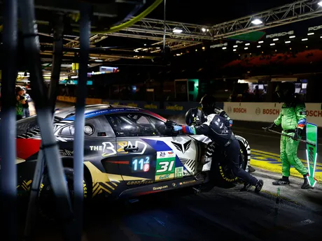 BMW M4 LMGT3 počas 24 hodín Le Mans 2025.