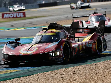 Ferrari AF Corse car počas 24 hodín Le Mans 2025.