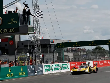 Robert Kubica na Ferrari AF Corse oslavuje víťazstvo na pretekoch 24 hodín Le Mans
