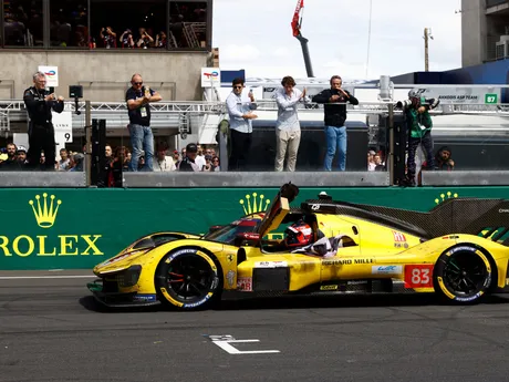 Robert Kubica na Ferrari AF Corse oslavuje víťazstvo na pretekoch 24 hodín Le Mans