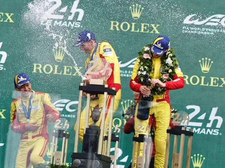 posádka víťazného vozidla Ferrari s číslom 83 v zložení Robert Kubica (uprostred), I-fej Jie (uprostred vľavo) a Phil Hanson sa teší na pódiu