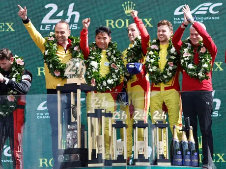 posádka víťazného vozidla Ferrari s číslom 83 v zložení Robert Kubica (uprostred), I-fej Jie (uprostred vľavo) a Phil Hanson sa teší na pódiu