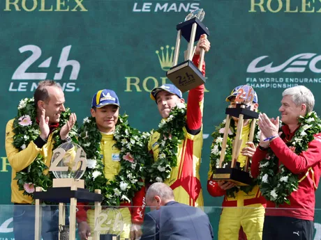 posádka víťazného vozidla Ferrari s číslom 83 v zložení Robert Kubica (uprostred), I-fej Jie (uprostred vľavo) a Phil Hanson sa teší na pódiu