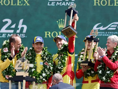 posádka víťazného vozidla Ferrari s číslom 83 v zložení Robert Kubica (uprostred), I-fej Jie (uprostred vľavo) a Phil Hanson sa teší na pódiu
