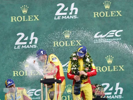 posádka víťazného vozidla Ferrari s číslom 83 v zložení Robert Kubica (uprostred), I-fej Jie (uprostred vľavo) a Phil Hanson sa teší na pódiu