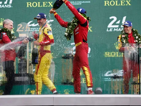Robert Kubica oslavuje víťazstvo na pretekoch 24 hodín Le Mans
