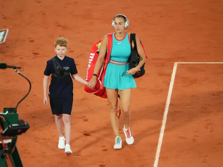 Bieloruská tenistka Aryna Sabalenková vstupuje na kurt pred semifinálovým zápasom proti Ige Swiatekovej z Poľska na Roland Garros 2025.