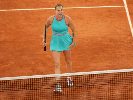 Bieloruská tenistka Aryna Sabalenková v semifinálovom zápase proti Ige Swiatekovej z Poľska na Roland Garros 2025.