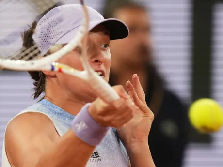 Poľská tenistka Iga Swiateková v semifinálovom zápase proti Aryne Sabalenkovej z Bieloruska na Roland Garros 2025.