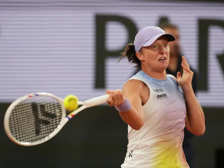 Poľská tenistka Iga Swiateková v semifinálovom zápase proti Aryne Sabalenkovej z Bieloruska na Roland Garros 2025.