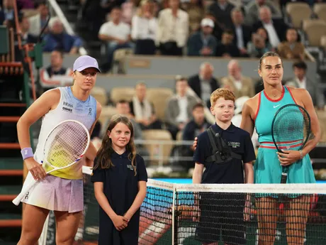 Poľská tenistka Iga Swiateková a Aryna Sabalenková z Bieloruska pred semifinálovým zápasom na Roland Garros 2025.