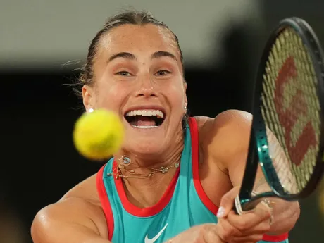 Bieloruská tenistka Aryna Sabalenková v semifinálovom zápase proti Ige Swiatekovej z Poľska na Roland Garros 2025.