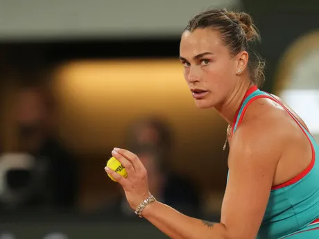 Bieloruská tenistka Aryna Sabalenková v semifinálovom zápase proti Ige Swiatekovej z Poľska na Roland Garros 2025.