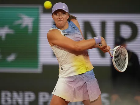 Poľská tenistka Iga Swiateková v semifinálovom zápase proti Aryne Sabalenkovej z Bieloruska na Roland Garros 2025.