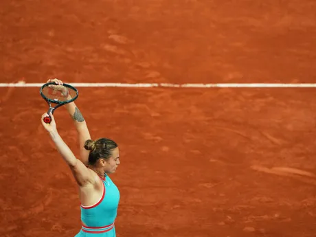 Bieloruská tenistka Aryna Sabalenková v semifinálovom zápase proti Ige Swiatekovej z Poľska na Roland Garros 2025.