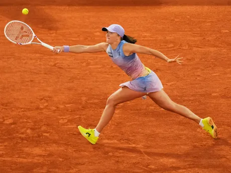 Poľská tenistka Iga Swiateková v semifinálovom zápase proti Aryne Sabalenkovej z Bieloruska na Roland Garros 2025.