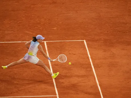 Poľská tenistka Iga Swiateková v semifinálovom zápase proti Aryne Sabalenkovej z Bieloruska na Roland Garros 2025.