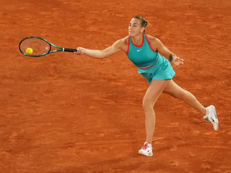Bieloruská tenistka Aryna Sabalenková v semifinálovom zápase proti Ige Swiatekovej z Poľska na Roland Garros 2025.