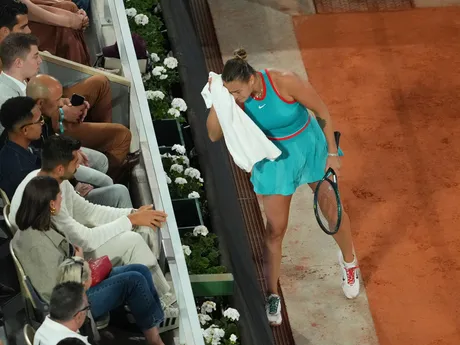 Bieloruská tenistka Aryna Sabalenková v semifinálovom zápase proti Ige Swiatekovej z Poľska na Roland Garros 2025.