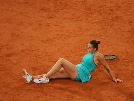 Bieloruská tenistka Aryna Sabalenková v semifinálovom zápase proti Ige Swiatekovej z Poľska na Roland Garros 2025.