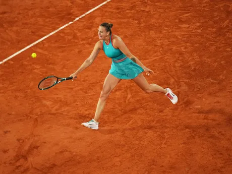 Bieloruská tenistka Aryna Sabalenková v semifinálovom zápase proti Ige Swiatekovej z Poľska na Roland Garros 2025.