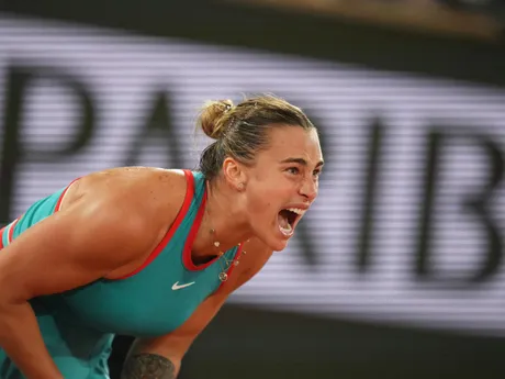 Bieloruská tenistka Aryna Sabalenková v semifinálovom zápase proti Ige Swiatekovej z Poľska na Roland Garros 2025.