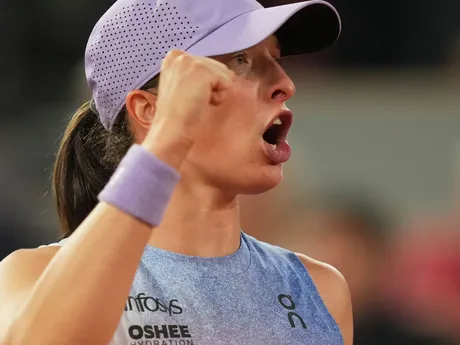 Poľská tenistka Iga Swiateková v semifinálovom zápase proti Aryne Sabalenkovej z Bieloruska na Roland Garros 2025.