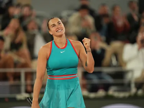 Bieloruská tenistka Aryna Sabalenková oslavuje postup do finále po výhre nad Igou Swiatekovou z Poľska na Roland Garros 2025.